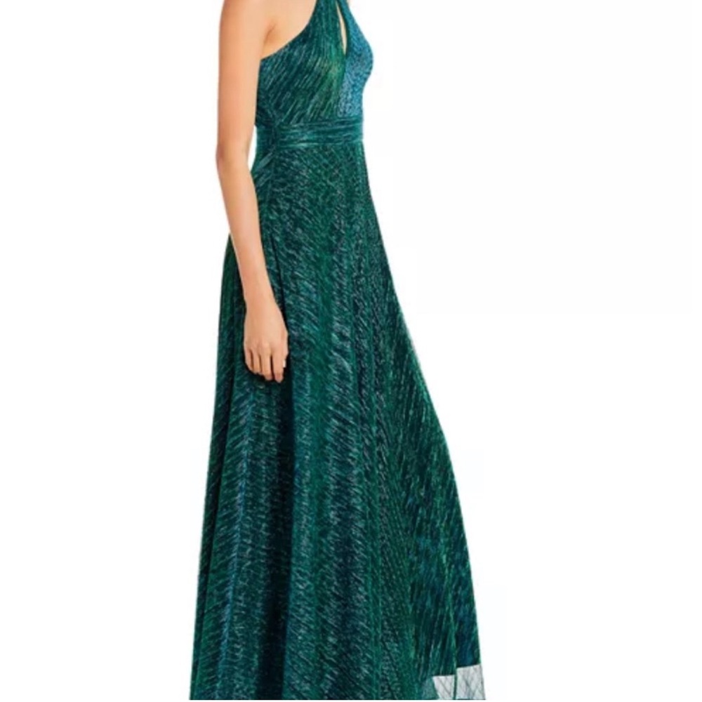 One Shoulder Crinkled Metalic Gown, Jade Color. - Picture 3 of 6